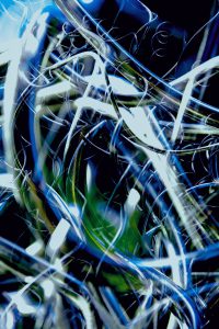 Galerie Ahlemann zeigt ein abstraktes Foto von Claudia Maria Weiser in überwiegend blauen Farbtönen.