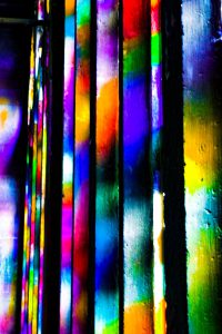 Galerie Ahlemann zeigt ein abstraktes Foto von Claudia Maria Weiser in bunten Farben, die auf unterschiedlich breitem Trägermaterial senkrecht nebeneinander angeordnet sind.