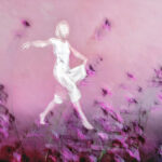 Galerie Ahlemann zeigt ein abstraktes Foto von Petra Jaenicke auf dem schemenhaft die weiße schreitende Gestalt einer Frau zu sehen ist, die scheinbar schwerelos über violette Blüten geht.