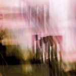 Galerie Ahlemann zeigt ein abstraktes Foto von Ralf Lindenau in der Kategorie Wahnbild in überwiegend grünlichen Farbtönen vor einem Hintergrund in weißen und rosafarbenen Tönen.