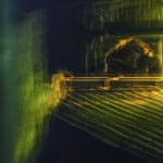 Galerie Ahlemann zeigt ein abstraktes Foto von Ralf Lindenau in der Kategorie Wahnbild in gelben und grünen Farbtönen vor einem dunklem Hintergrund