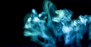 Galerie Ahlemann zeigt ein abstraktes Foto von Ralf Lindenau in der Kategorie Wahnmoves in Blautönen vor schwarzem Hintergrund