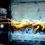 Galerie Ahlemann zeigt ein abstraktes Foto der Fotokünstlerin Hasina Khan, welches in einer verschwommen Refklektion mehrere gelbe New Yorker Taxis vor einem grauen Hintergrund zeigt.