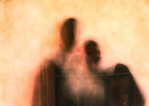 Galerie Ahlemann zeigt ein abstraktes Foto von Ingrid Pohl aus der Konzeptreihe "Adoleszenz" auf dem schemenhaft zwei Personen hinter einer Milchglasscheibe zu sehen sind.