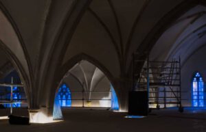Galerie Ahlemann zeigt ein abstraktes Foto von Ingrid Pohl aus der Konzeptreihe "Zwischen Zeiten" auf dem ein Teil der Baustellen direkt unter dem Deckengewölbe der Kirche zu sehen ist.