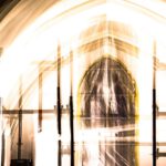 Galerie Ahlemann zeigt ein abstraktes Foto von Ingrid Pohl aus der Konzeptreihe "Zwischen Zeiten", das eine abstrahierte Darstellung eines Baugerüstes vor einem Kirchenfenster darstellt.