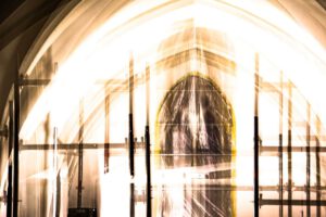 Galerie Ahlemann zeigt ein abstraktes Foto von Ingrid Pohl aus der Konzeptreihe "Zwischen Zeiten", das eine abstrahierte Darstellung eines Baugerüstes vor einem Kirchenfenster darstellt.