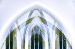 Galerie Ahlemann zeigt ein abstraktes Foto von Ingrid Pohl aus der Konzeptreihe "Zwischen Zeiten", dass den oberen Teil dreier Kirchenfenster in abstrahierter Form darstellt.