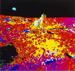 Galerie Ahlemann zeigt ein abstraktes Foto des Fotokünstlers Jochen Cerny in bunten Farben. Das Bild zeigt in stark verpixelter Form einen Astronauten auf dem Mond. Im oberen Viertel des Bildes ist ein schwarzer Horizont, an dem in der Ferne die halbe Erdkugel zu erkennen ist.
