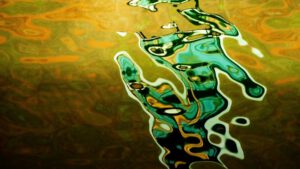 Galerie Ahlemann zeigt ein abstraktes Foto des Fotokünstlers Mick Schäfer aus der Serie "Reflecting Venice" auf dem Wasserreflektionen in überwiegend gelben und grünen Farbtönen zu sehen sind.