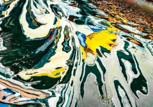 Galerie Ahlemann zeigt ein abstraktes Foto des Fotokünstlers Mick Schäfer aus der Serie "Reflecting Venice" auf dem Wasserreflektionen in bunten Farbtönen zu sehen sind.