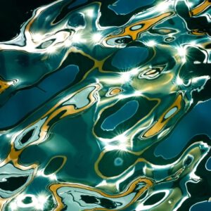 Galerie Ahlemann zeigt ein abstraktes Foto des Fotokünstlers Mick Schäfer aus der Serie "Reflecting Venice" auf dem Wasserreflektionen in überwiegend blauen, weißen und orangen Farbtönen zu sehen sind.