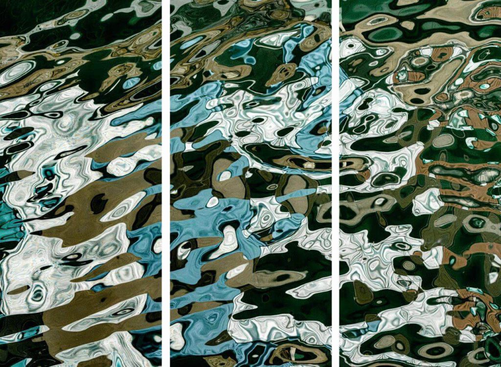Galerie Ahlemann zeigt ein abstraktes Foto des Fotokünstlers Mick Schäfer aus der Serie "Reflecting Venice", auf dem Wasserreflektionen in überwiegend braunen, hellblauen und weißen Farbtönen zu sehen sind, als Triptychon.