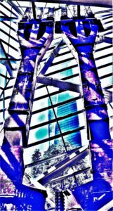 Galerie Ahlemann zeigt ein abstraktes Foto von Nicki Garz aus der Konzeptreihe "9 /11", auf dem in überwiegend blauen Farbtönen im Vordergrund zwei Stützpfeiler des alten World Trade Center zu sehen sind und im Hintergrund, durch das Fenster, der Neubau auf dem Ground Zero.