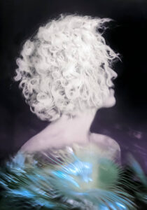 Galerie Ahlemann zeigt ein Foto von Petra Jaenicke aus der Serie "BETH" auf dem ein Frauenkopf in überwiegend weißen, hellgrauen und hellblauen Farben zu sehen ist.
