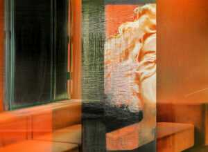 Galerie Ahlemann zeigt ein abstraktes Foto von Petra Jaenicke in organgen, schwarzen und weißen Farbtönen auf dem eine Zimmerecke mit einem Fenster und einer Sitzgelegenheit zu sehen ist. Das Bild wird mittige durch einen halben Frauenkopf durchbrochen.