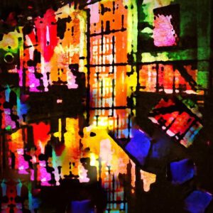 Galerie Ahlemann zeigt ein abstraktes Foto der Künstlerin Suria Kassimi aus ihrer Serie "Citylights" auf dem in bunten Farben abstrahierte nächtliche Hausfassaden zu sehen sind..