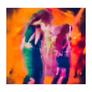 Galerie Ahlemann zeigt ein abstraktes Foto der Künstlerin Suria Kassimi aus ihrer Serie "Citylights" auf dem in überwiegend rötlichen Farbtönen zwei abstrahierte Frauensilhouetten zu sehen sind.