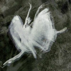 Galerie Ahlemann zeigt ein abstraktes Foto der Künstlerin Suria Kassimi aus ihrer Serie "danse macabre" auf dem in schwarz-weiß eine springende Ballerina zu sehen ist.