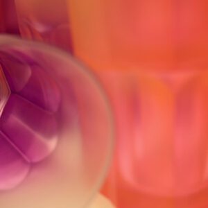 Galerie Ahlemann zeigt ein abstraktes Foto der Künstlerin Suria Kassimi aus ihrer Serie "Vas Mirabile", auf dem in überwiegend violette, orangen und rosa Farbtönen ein abstrahierter Ausschnitt von Gefäßen zu sehen ist.