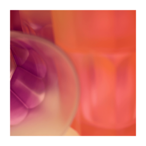 Galerie Ahlemann zeigt ein abstraktes Foto der Künstlerin Suria Kassimi aus ihrer Serie "Vas Mirabile", auf dem in überwiegend violette, orangen und rosa Farbtönen ein abstrahierter Ausschnitt von Gefäßen zu sehen ist.