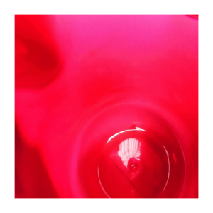 Galerie Ahlemann zeigt ein abstraktes Foto der Künstlerin Suria Kassimi aus ihrer Serie "Vas Mirabile", auf dem ein abstrahierter Ausschnitt eines roten Gefäßes zu sehen ist.